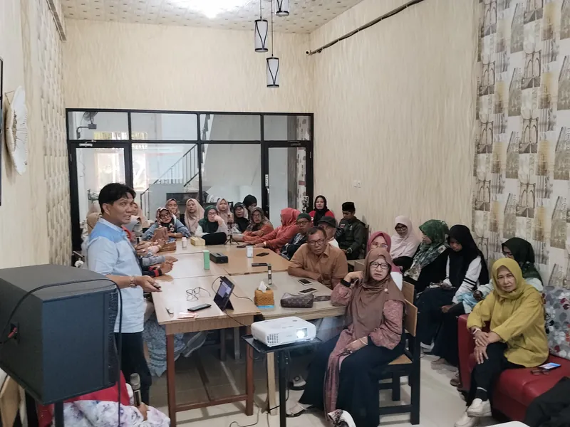 Suasana pertemuan di ruang rapat dengan layar presentasi