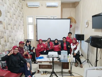 Pertemuan tim di ruangan dengan layar presentasi