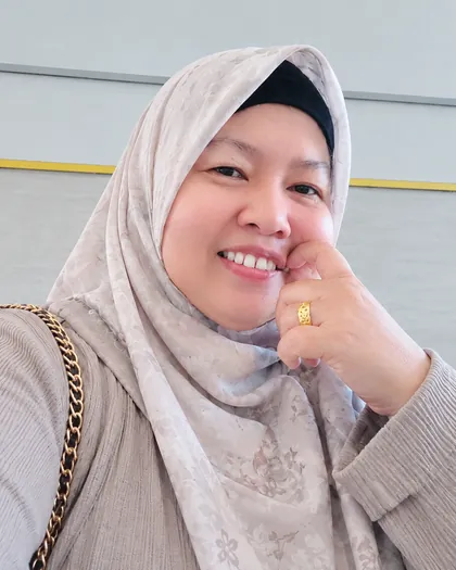 Dr. Sofiawati tersenyum ramah