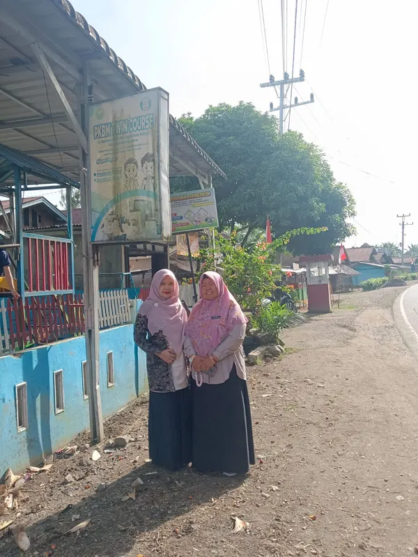 Dr. Sofiawati bersama rekan saat kunjungan lapangan ke sekolah