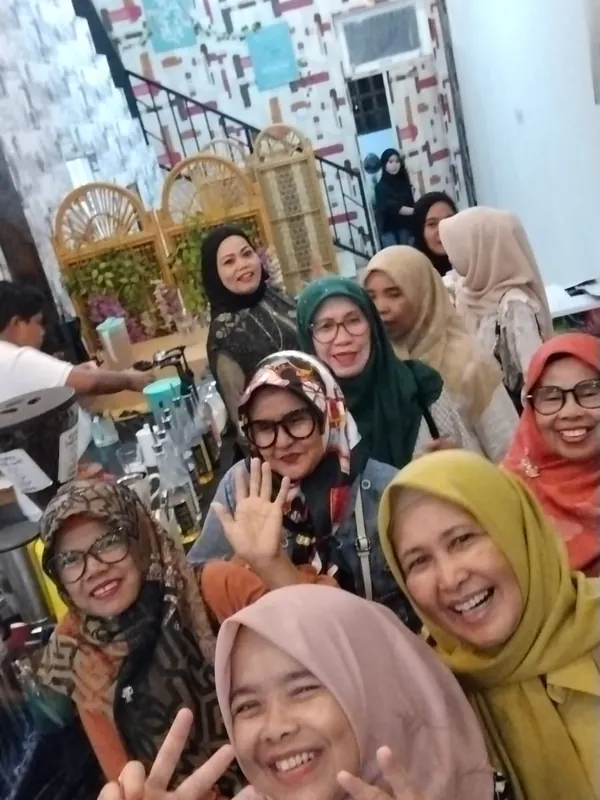 Swafoto ceria bersama para ibu dalam sebuah pertemuan