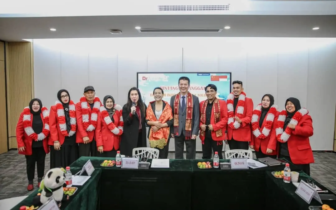 Foto bersama tim dalam ruang pertemuan resmi