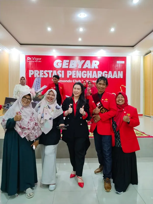 Foto bersama rekan di panggung acara penghargaan