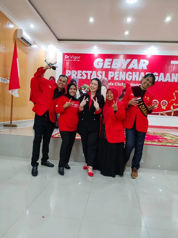 Tim berpose ceria di acara penghargaan