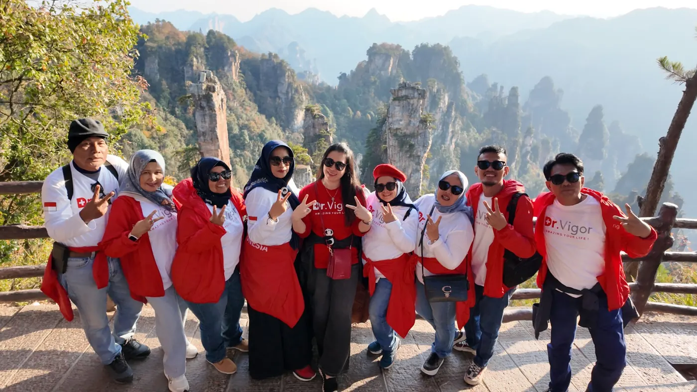 Rombongan berfoto dengan latar pegunungan karst