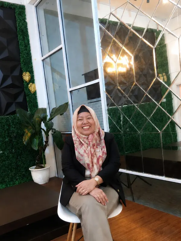 Dr. Sofiawati duduk santai di sebuah ruangan