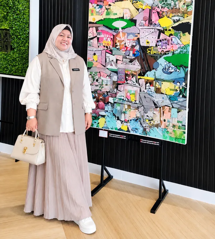 Dr. Sofiawati berdiri di samping lukisan warna-warni