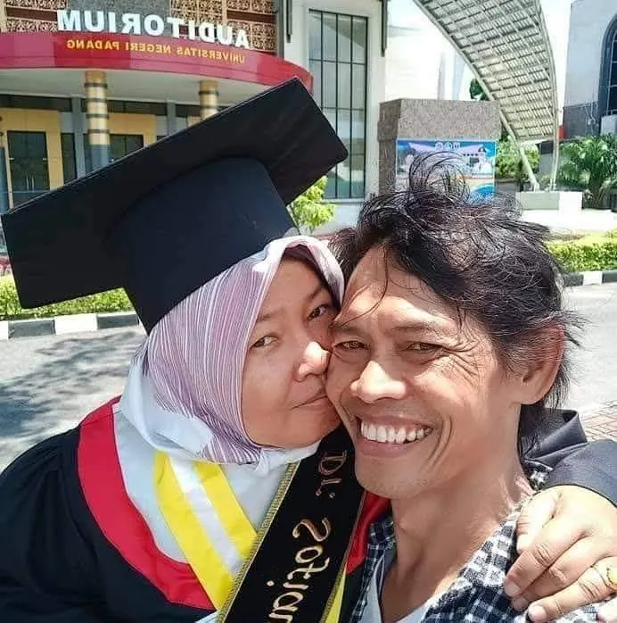 Swafoto wisuda bersama suami
