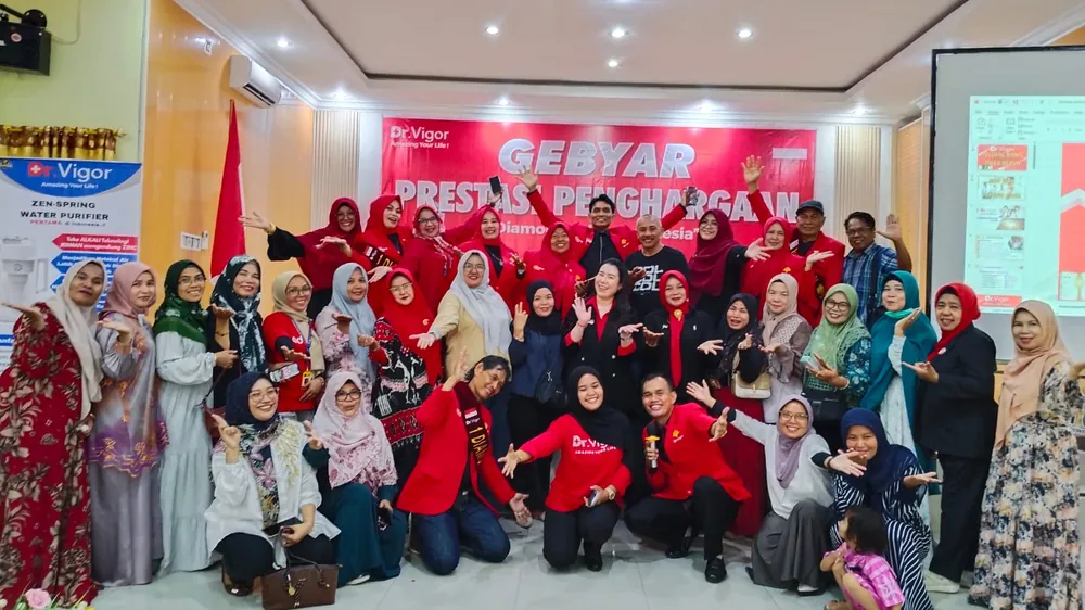 Dr. Sofiawati bersama komunitas mitra dalam sebuah acara
