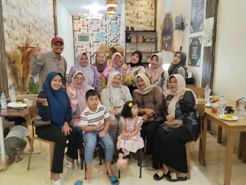 Kebersamaan keluarga dan komunitas dalam acara buka puasa bersama