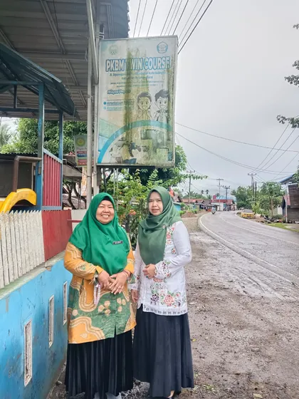 Dr. Sofiawati bersama rekan saat kunjungan lapangan ke sebuah sekolah