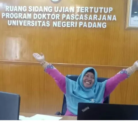 Dr. Sofiawati mengangkat kedua tangan dengan gembira di ruang sidang ujian tertutup program doktor