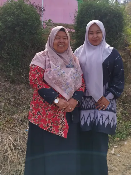 Dr. Sofiawati bersama rekan di depan gedung sekolah