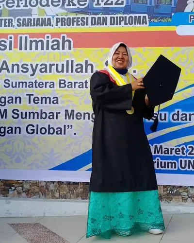 Dr. Sofiawati mengenakan toga wisuda doktor