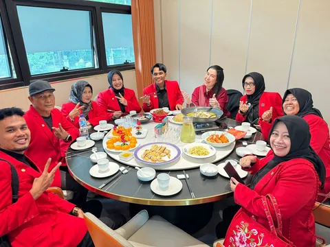 Makan bersama rombongan di meja bundar
