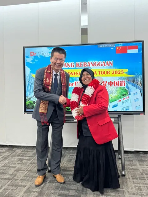 Dr. Sofiawati menerima kalungan bunga dan berjabat tangan dalam acara penyambutan