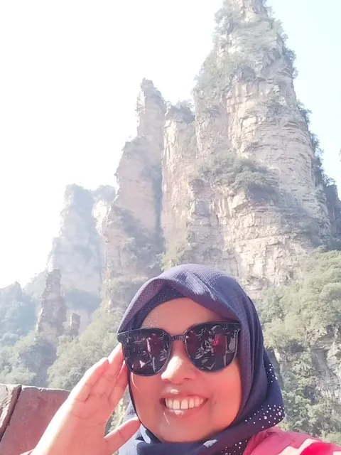 Swafoto Dr. Sofiawati berkacamata hitam dengan latar pegunungan